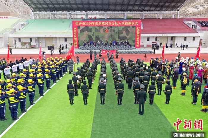 6月18日，中国人民解放军西藏军区透露，近日在西藏拉萨，雪鹰空中巡逻队、雪鸽极地通信队、雪狼极限攀登队、雪狐高山快反队、雪獒高原抗击队5支民兵力量携装备亮相，接受军地领导授旗检阅。民兵新质力量嵌入西藏军区保障链条。图为6月15日入队授旗活动现场。
/p中新社发 蒲津 摄