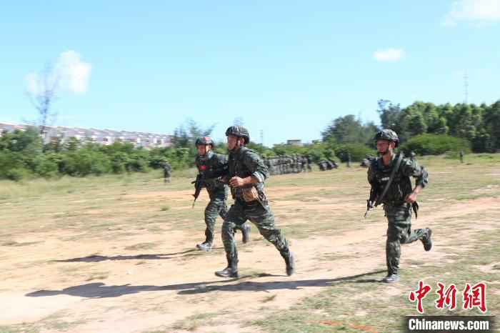 特战队员快速向射击地线跃进 王彬 摄