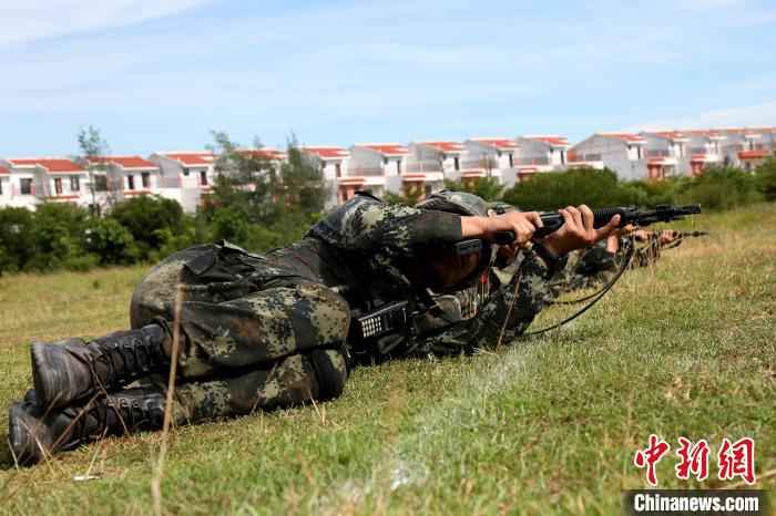 特战队员正在进行步枪侧姿射击 王彬 摄