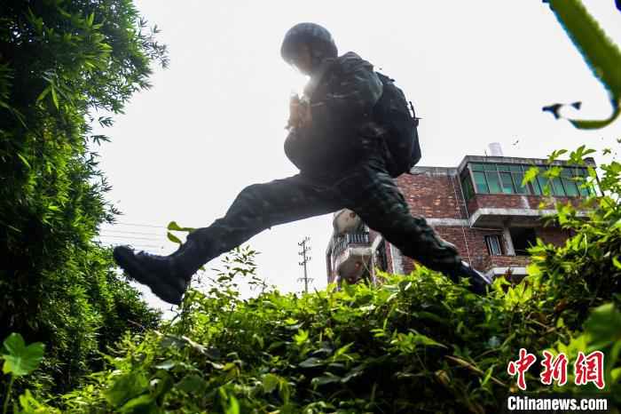 特战官兵跨越沟壑。　石永明 摄