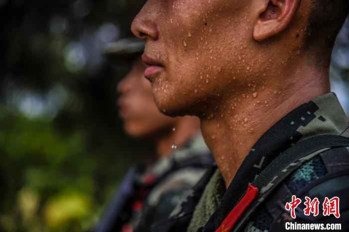 一名预备特战队员在训练后挥汗如雨。　石永明 摄