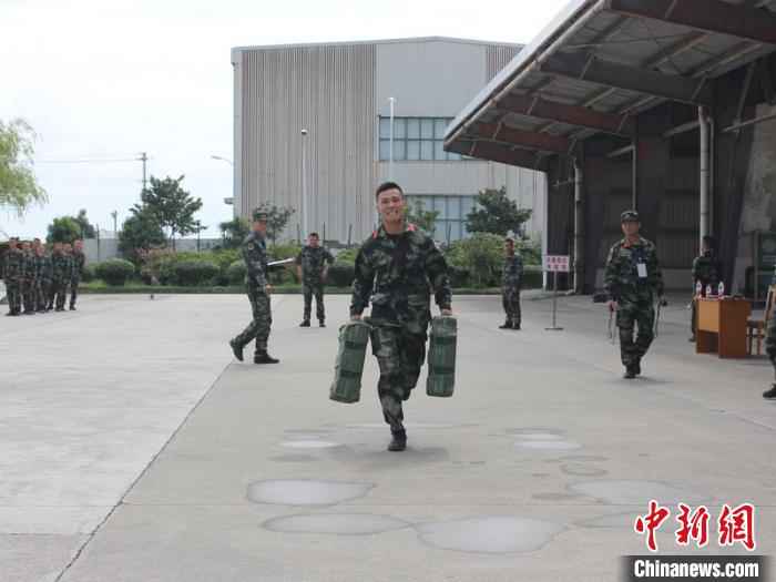 沈超杰在训练。嘉兴武警供图