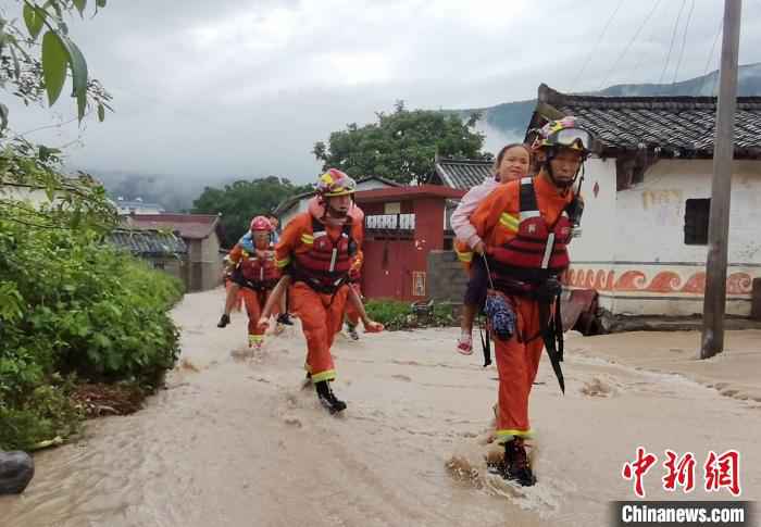消防救援人员正在转移孩子。凉山消防提供 四川冕宁泸州等地遭遇强降雨天气紧急转移万余
