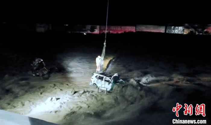 救援人员正在营救坠河车上的被困人员。凉山消防提供 四川冕宁泸州等地遭遇强降雨天气紧急转移万余