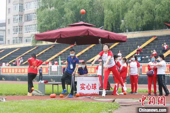 实心球测试赛(吕品摄) 　摄