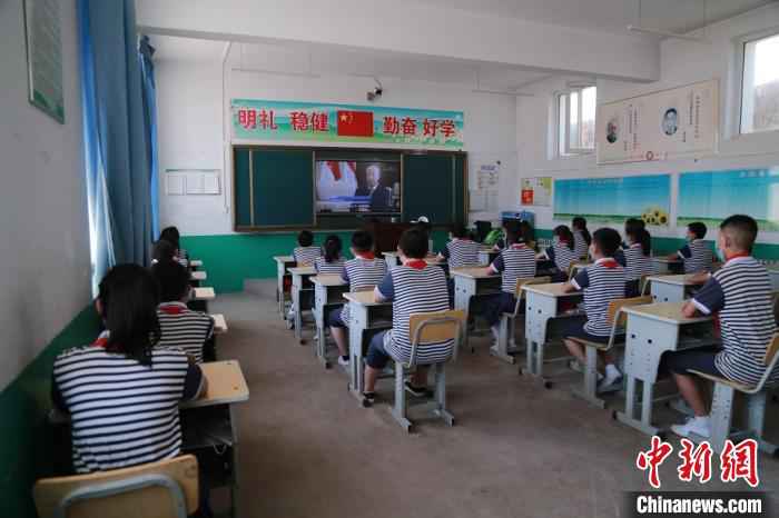 南兴渠小学学生通过视频与国际奥委会副主席于再清“面对面”。张敏霞 供图