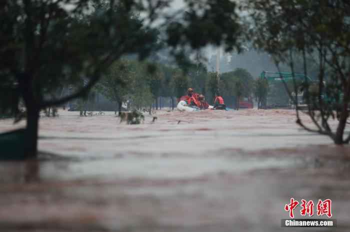 气象台连续28天发布暴雨预警 “雨雨雨”成霸屏