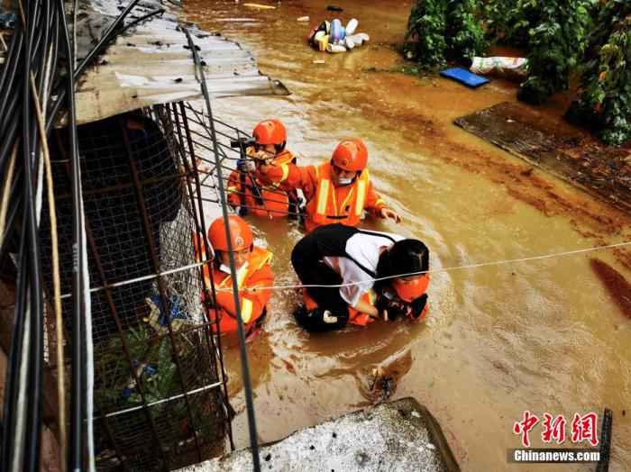 气象台连续28天发布暴雨预警 “雨雨雨”成霸屏