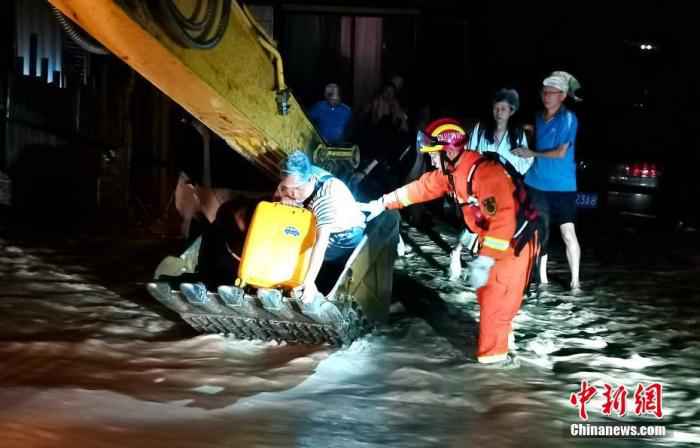 气象台连续28天发布暴雨预警 “雨雨雨”成霸屏