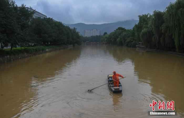 气象台连续28天发布暴雨预警 “雨雨雨”成霸屏