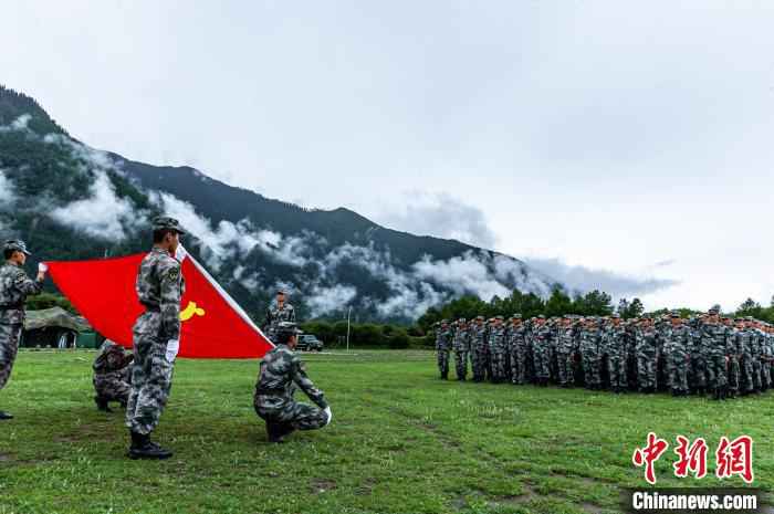 西藏军区某特战旅官兵在高原驻训地庆祝建党9