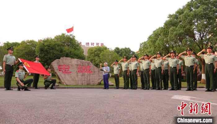 抗美援朝老兵为沪武警官兵上别样党课：致敬英