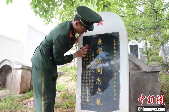 驻藏武警官兵开展主题党日活动缅怀先烈