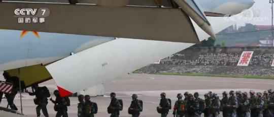 千余名空降空投骨干进行大型运输机集群跳伞训