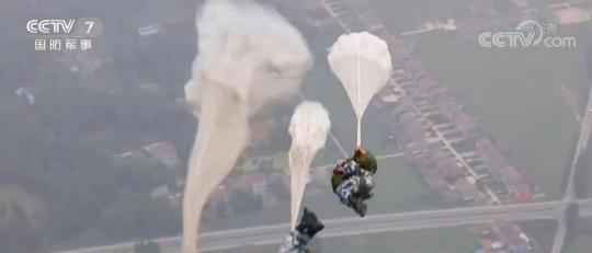 千余名空降空投骨干进行大型运输机集群跳伞训