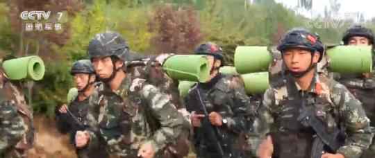 “魔鬼周”极限训练 特战队员累到吃着饭睡着却