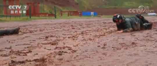 “魔鬼周”极限训练 特战队员累到吃着饭睡着却