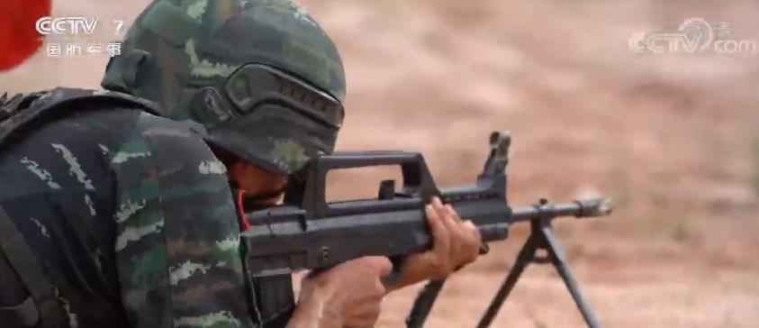 武警雪豹突击队极限训练 组合课目“穿针引线”