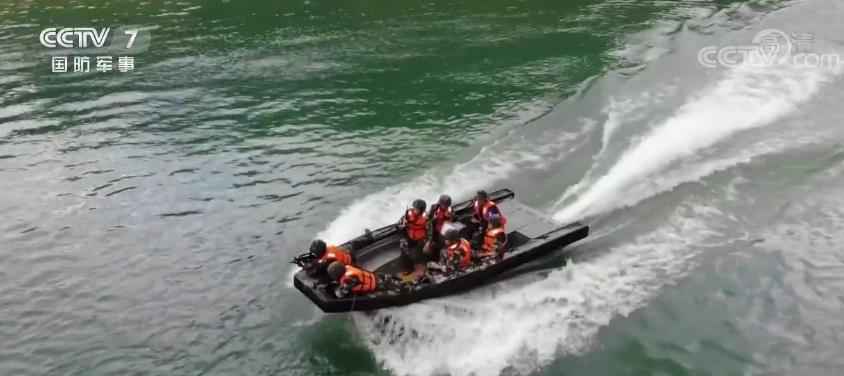 武警雪豹突击队极限训练 组合课目“穿针引线”