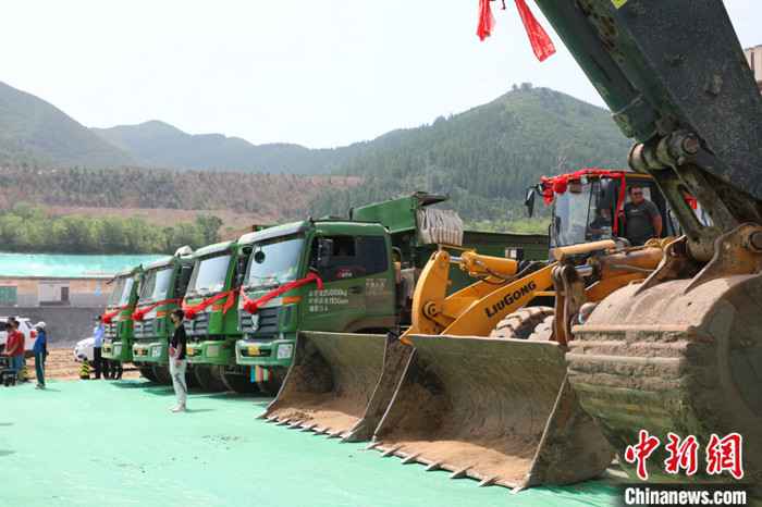 6月24日，位于河北省张家口市崇礼区的崇礼华侨冰雪博物馆正式开工建设。该博物馆是中国国内首家以冰雪和冬奥为主题的博物馆，总投资约3亿元人民币。该博物馆预计在2021年8月完成主体工程和内部装修，并于当年年底正式开馆运营。图为施工现场。
/p中新社发 张志艳 摄