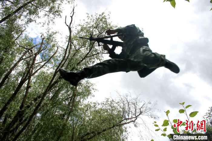 驻藏武警机动某部紧贴实战砺精兵