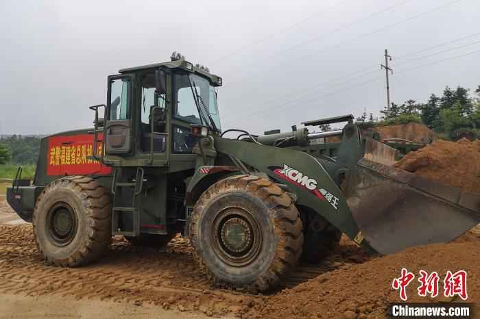 福建武警组织半年军事训练考核暨创破纪录比武