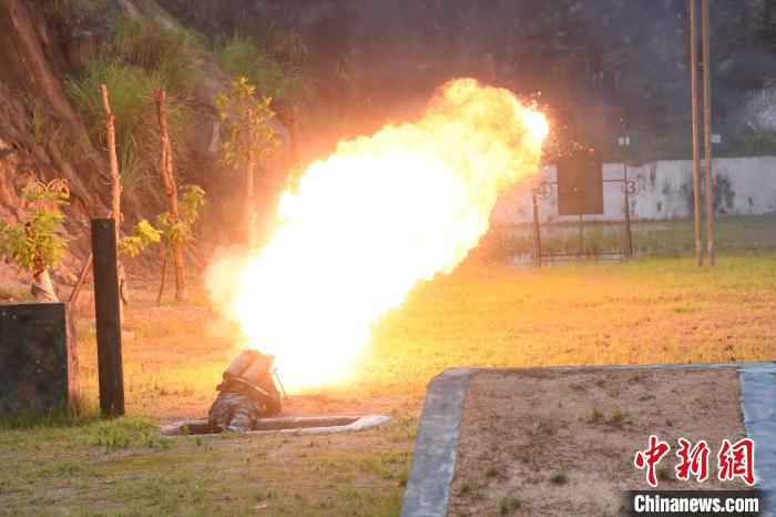 福建武警组织半年军事训练考核暨创破纪录比武