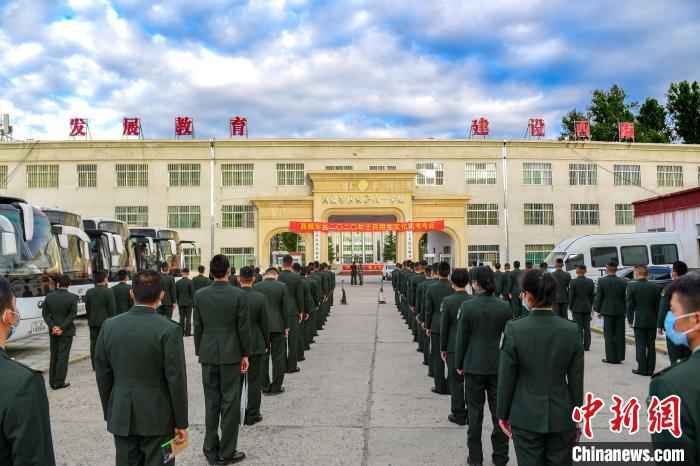 西藏军区1200名学员参加年度士兵招生文化统考