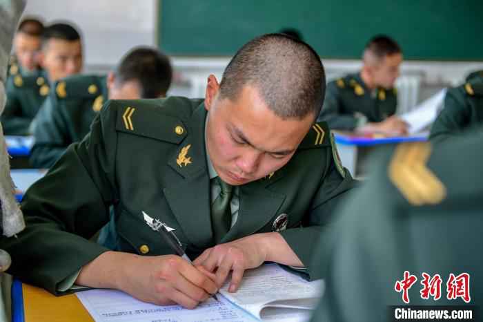 西藏军区1200名学员参加年度士兵招生文化统考