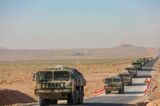 戈壁大漠刮起“钢铁风暴”