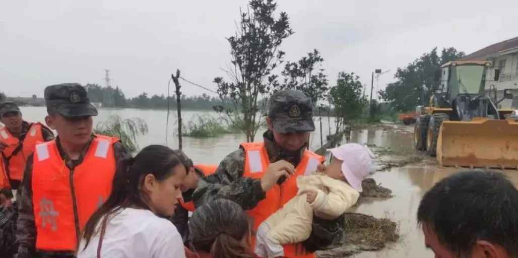 南方汛情持续 人民子弟兵无畏冲锋抢险抗灾