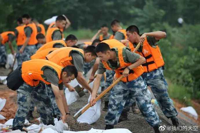 南方汛情持续 人民子弟兵无畏冲锋抢险抗灾