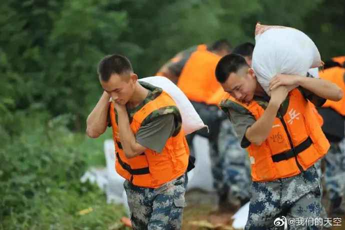 南方汛情持续 人民子弟兵无畏冲锋抢险抗灾