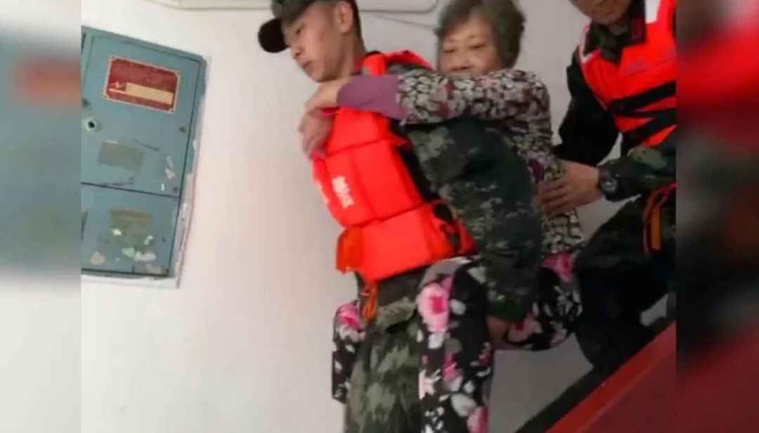 南方汛情持续 人民子弟兵无畏冲锋抢险抗灾