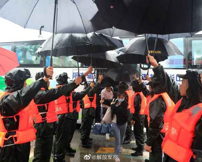 退役军人游泳背女孩赶考，这些身影让人感动！