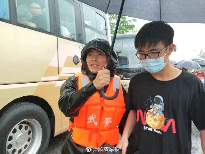 退役军人游泳背女孩赶考，这些身影让人感动！