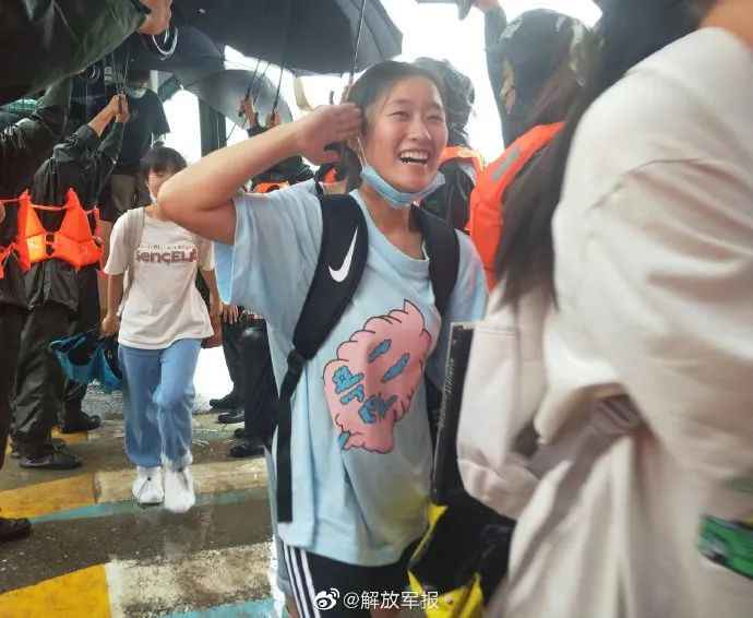 退役军人游泳背女孩赶考，这些身影让人感动！