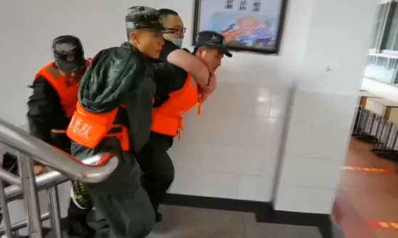 退役军人游泳背女孩赶考，这些身影让人感动！