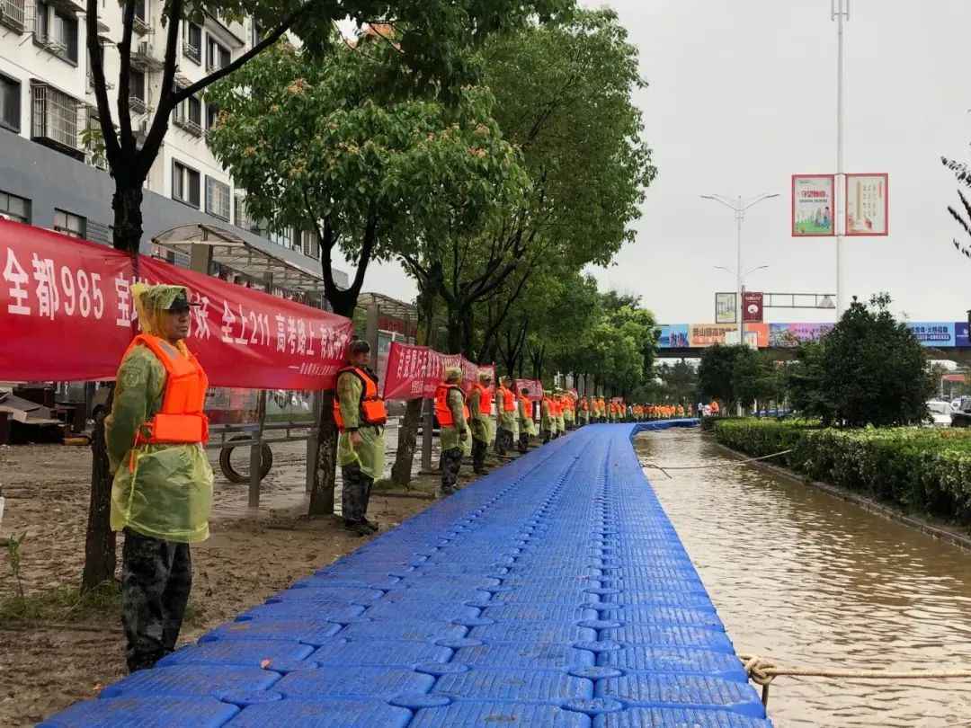 退役军人游泳背女孩赶考，这些身影让人感动！