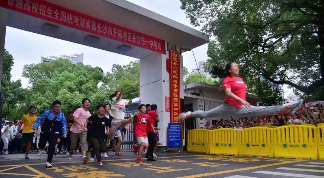 退役军人游泳背女孩赶考，这些身影让人感动！