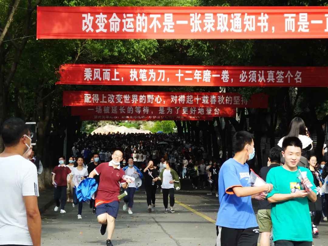 退役军人游泳背女孩赶考，这些身影让人感动！