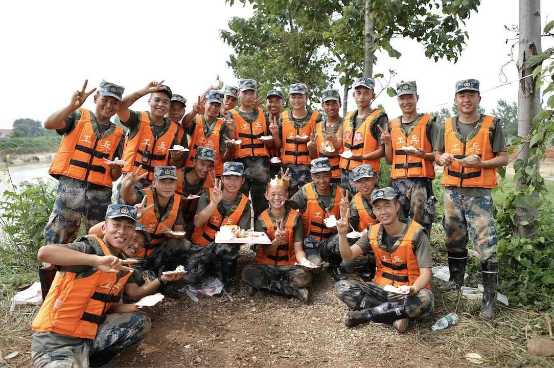 闻汛出击！兵哥哥们抗洪的样子真帅