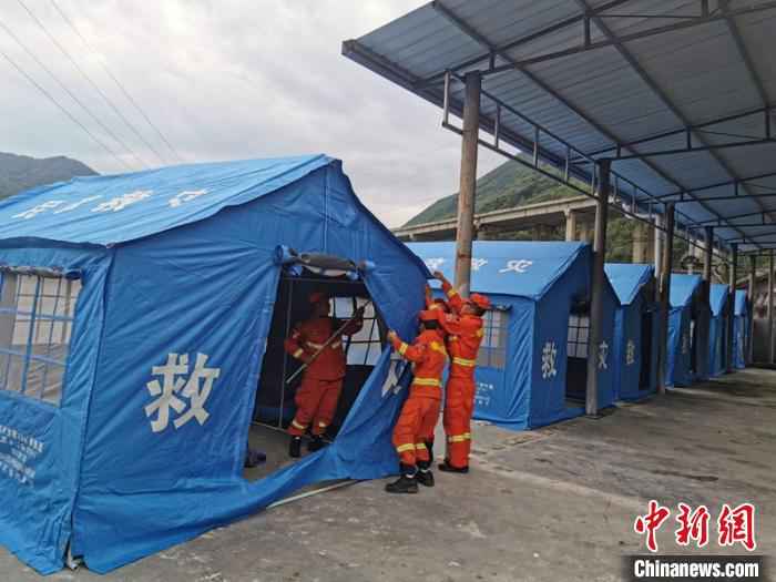 森林消防员正在灾区搭建帐篷。四川森林消防提供