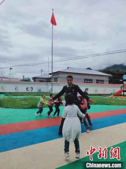 西藏林芝：军民鱼水情深 共建美丽乡村