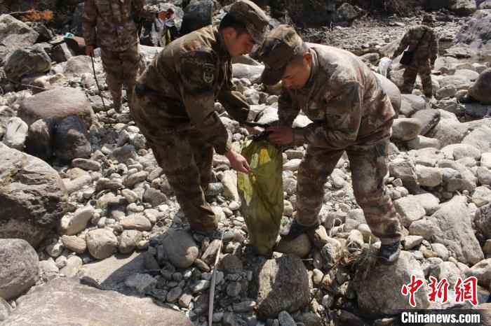 西藏林芝：军民鱼水情深 共建美丽乡村