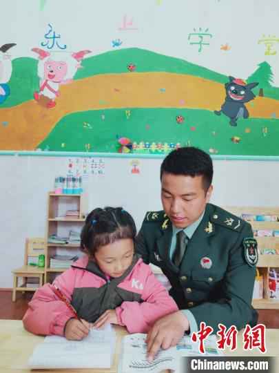 西藏林芝：军民鱼水情深 共建美丽乡村