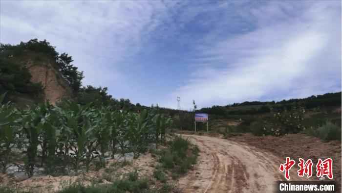 图为被群山包围，山大沟深的石佛镇于堡村。　李亚龙 摄