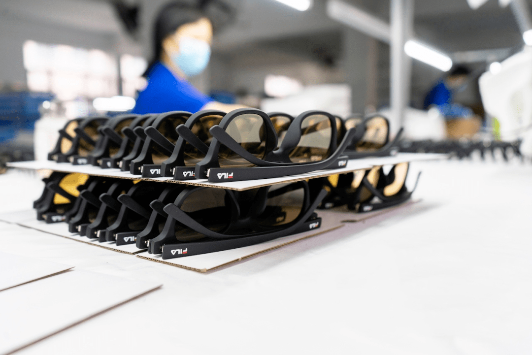 中国代工厂的尴尬：100块的墨镜，贴上logo，售价