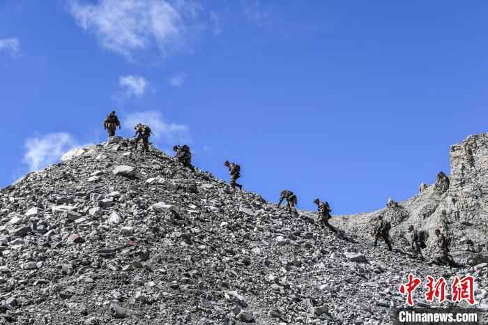 与雪山冰川为伴 西藏军区边防战士海拔5400米守边