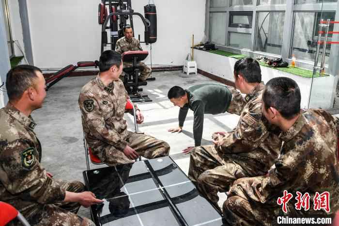 与雪山冰川为伴 西藏军区边防战士海拔5400米守边